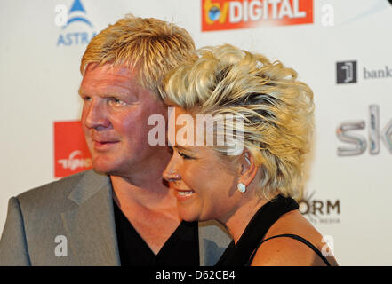Ex calciatore professionista Stefan Effenberg e sua moglie Claudia arrivano al 'Sky Champions notte' ospitato da boradcaster Sky Deutschland a "cuore" a Monaco di Baviera, Germania, il 18 maggio 2012. Il partito è stato avviato a causa della partita finale tra FC Bayern Monaco e FC Chelsea il 19 maggio 2012. Foto: Ursula Dueren Foto Stock