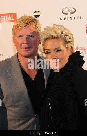 Ex calciatore professionista Stefan Effenberg e sua moglie Claudia arrivano al 'Sky Champions notte' ospitato da boradcaster Sky Deutschland a "cuore" a Monaco di Baviera, Germania, il 18 maggio 2012. Il partito è stato avviato a causa della partita finale tra FC Bayern Monaco e FC Chelsea il 19 maggio 2012. Foto: Ursula Dueren Foto Stock