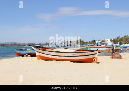 Tradizionale in legno dipinto di barche di pescatori sulla spiaggia di Hammamet Tunisia Foto Stock