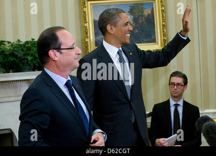 Il Presidente degli Stati Uniti Barack Obama incontra il neo eletto Presidente Francois Hollande della Francia nell'Ufficio Ovale della Casa Bianca a Washington DC, Stati Uniti d'America, 18 maggio 2012. La riunione si è tenuta all'inizio di un weekend che includerà il vertice del G8 tenutosi a Camp David nel Maryland e il vertice della NATO a Chicago, Illinois. Credito: Kristoffer Tripplaar / Pool via CNP Foto Stock