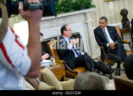 Il Presidente degli Stati Uniti Barack Obama incontra il neo eletto Presidente Francois Hollande della Francia nell'Ufficio Ovale della Casa Bianca a Washington DC, Stati Uniti d'America, 18 maggio 2012. La riunione si è tenuta all'inizio di un weekend che includerà il vertice del G8 tenutosi a Camp David nel Maryland e il vertice della NATO a Chicago, Illinois. Credito: Kristoffer Tripplaar / Pool via CNP Foto Stock