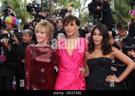 L'attrice Jane Fonda (l-r), modello Ines de la Fressange e attrice Leila Bekhti arrivare alla premiere di 'Madagascar III: Europa's Most Wanted' durante il sessantacinquesimo Cannes Film Festival presso il Palais des Festivals a Cannes, Francia, il 18 maggio 2012. Foto: Hubert Boesl Foto Stock