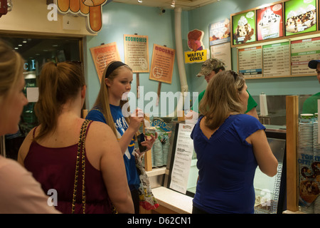 Orde di gelato amanti gregge per il gelato Ben & Jerry store nel Rockefeller Center di New York Foto Stock