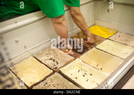 Orde di gelato amanti gregge per il gelato Ben & Jerry store nel Rockefeller Center di New York Foto Stock