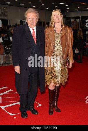 Sir David Frost e Lady Carina Fitzalan-Howard 'W.E' UK Premiere detenute all'Odeon Kensington - arrivi a Londra, Inghilterra - Foto Stock