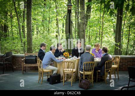 Dispensa - di un documento di riferimento file datato 19 maggio 2012 Mostra Primo Ministro russo Dmitry Medvedev (R) che parla con il Cancelliere tedesco Angela Merkel (2-R) nel corso di un incontro bilaterale prima di una riunione del G8 a Camp David, Stati Uniti d'America, 19 maggio 2012. Foto: Bundesregierung/Bergmann / ATTENZIONE: per solo uso editoriale Foto Stock