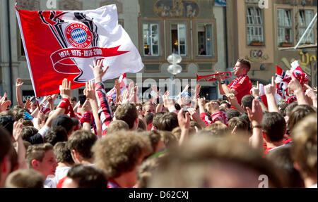 I fan del Bayern Monaco di Baviera celebrare prima della UEFA Champions League finale tra FC Bayern Monaco e FC Chelsea al Marienplatz (piazza) di Monaco di Baviera, Germania, il 19 maggio 2012. FC Bayern Monaco di Baviera si affaccia FC Chelsea la sera dello stesso giorno a Monaco di Baviera. Foto: SVEN HOPPE Foto Stock