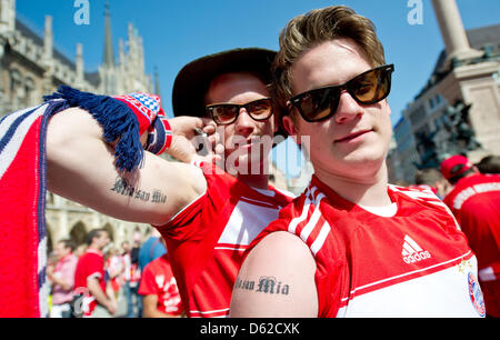 I fan del Bayern Monaco di Baviera celebrare prima della UEFA Champions League finale tra FC Bayern Monaco e FC Chelsea al Marienplatz (piazza) di Monaco di Baviera, Germania, il 19 maggio 2012. FC Bayern Monaco di Baviera si affaccia FC Chelsea la sera dello stesso giorno a Monaco di Baviera. Foto: SVEN HOPPE Foto Stock