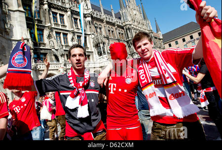 I fan del Bayern Monaco di Baviera celebrare prima della UEFA Champions League finale tra FC Bayern Monaco e FC Chelsea al Marienplatz (piazza) di Monaco di Baviera, Germania, il 19 maggio 2012. FC Bayern Monaco di Baviera si affaccia FC Chelsea la sera dello stesso giorno a Monaco di Baviera. Foto: SVEN HOPPE Foto Stock