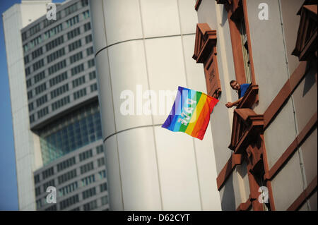 Un uomo onde con una bandiera arcobaleno, mentre a 20 000 persone dimostrare nei confronti dell'Europa austerità piani e banche nel centro della città di Francoforte sul Meno, Germania, 19 maggio 2012. La grande manifestazione di scala è stata il momento culminante e solo ufficialmente approvato caso dell'azione Blockupy Giorni, che si è svolta a Francoforte dal 16 maggio 2012. Foto: ANDREAS ARNOLD Foto Stock