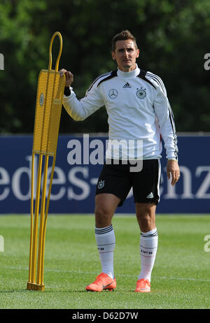 La Germania Miroslav KLOSE prende parte alla sessione di prove del team a Tourrette vicino a Cannes, Francia, 19 maggio 2012. Il team nazionale tedesco è prepapring per l'Euro 2012 nel sud della Francia. Foto: Andreas Gebert Foto Stock