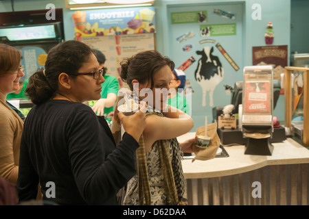 Orde di gelato amanti gregge per il gelato Ben & Jerry store nel Rockefeller Center di New York Foto Stock