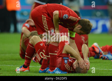 Monaco di Baviera i giocatori di Arjen Robben (down) e Philipp Lahm sguardo sconsolato dopo aver perso la finale della UEFA Champions League Soccer finale tra FC Bayern Monaco e FC Chelsea a Fußball Arena München a Monaco di Baviera, Germania, il 19 maggio 2012. Foto: Marcus Brandt dpa/lby +++(c) dpa - Bildfunk+++ Foto Stock