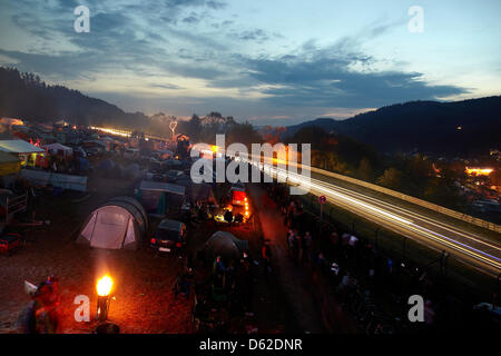 Le luci di inseguire le automobili sono visti durante la 24 Ore del Nuerburgring gara al Nuerburgring, Germania, 19 maggio 2012. 170 automobili prendere parte all'evento racing. Foto: THOMAS FREY Foto Stock