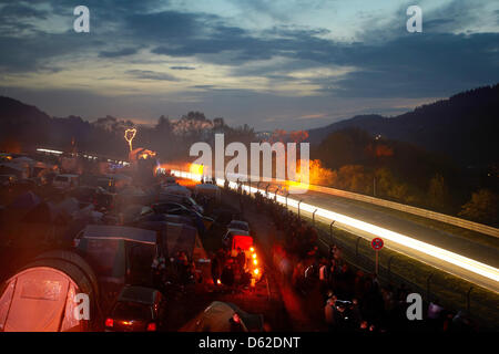 Le luci di inseguire le automobili sono visti durante la 24 Ore del Nuerburgring gara al Nuerburgring, Germania, 19 maggio 2012. 170 automobili prendere parte all'evento racing. Foto: THOMAS FREY Foto Stock