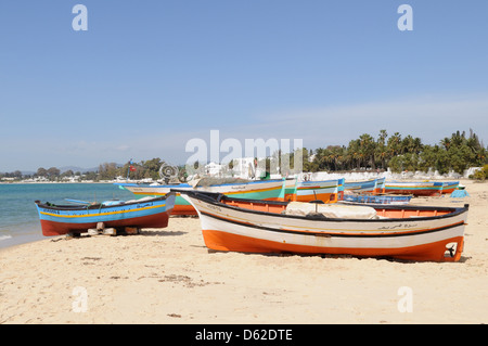 Dipinto luminosamente in legno barche da pesca sulla spiaggia di Hammamet Tunisia Foto Stock