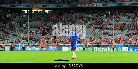 Del Chelsea Didier Drogba celebra dopo la UEFA Champions League Soccer finale tra FC Bayern Monaco e FC Chelsea a Fußball Arena München a Monaco di Baviera, Germania, il 19 maggio 2012. Foto: Thomas Eisenhuth dpa/lby Foto Stock