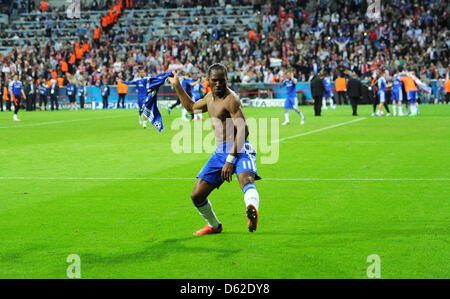 Del Chelsea Didier Drogba celebra dopo la UEFA Champions League Soccer finale tra FC Bayern Monaco e FC Chelsea a Fußball Arena München a Monaco di Baviera, Germania, il 19 maggio 2012. Foto: Thomas Eisenhuth dpa/lby Foto Stock