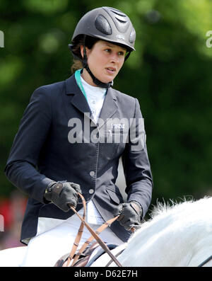 Katrin Eckermann dalla Germania esegue le sue abilità con il suo cavallo Carlson allo show jumping concorrenza del Global Champions Tour ad Amburgo, Germania, 19 maggio 2012. Amburgo è la terza di 13 luoghi del Global Champions Tour. Foto: Daniel Reinhardt Foto Stock