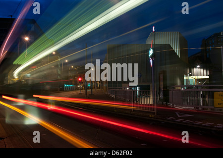 Tram sentieri di luce e il contemporaneo di Nottingham, Nottingham City Inghilterra REGNO UNITO Foto Stock