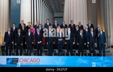 I capi di stato dei 28 Stati della Nato posano per la foto di famiglia della 2012 Vertice NATO cena di gruppo al Soldier Field di Chicago, Illinois, USA, 20 maggio 2012. I leader del mondo partecipano l'evento di due giorni per discutere di sicurezza internazionale e le questioni legate all'Afghanistan. Foto: PEER GRIMM Foto Stock