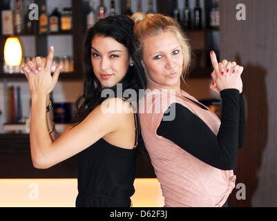 Modello Rebecca Mir (L) ed ex ginnasta Magdalena Brzeska posa per le telecamere presso la scuola di danza "chulerecki' a Colonia, Germania, 21 maggio 2012. Mir e sua concorrente Brzeska sono attualmente pratica per la finale del tedesco TV show "Let's Dance" che avrà luogo il 23 maggio 2012. Foto: HENNING KAISER Foto Stock