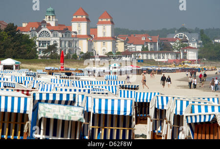 La maggior parte delle sedie da spiaggia sono vuoti al Mar Baltico beach sull'isola di Ruegen in Binz, Germania, 21 maggio 2012. Lo stato tedesco Meclemburgo-Pomerania Occidentale si aspetta un ondata di ospiti presso il fine settimana di Pentecoste. Foto: Stefan Sauer Foto Stock