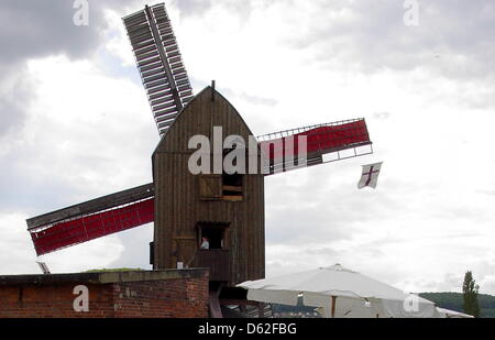 (File) - Un file di dpa picture datato 2001 mostra il mulino di Liebenburg, Germania. Il legno mulino bruciato al suolo il 21 maggio 2012, causando un milione e mezzo di euro di danni. Vi è il sospetto di Arson. Foto: Andrea Leifeld Foto Stock