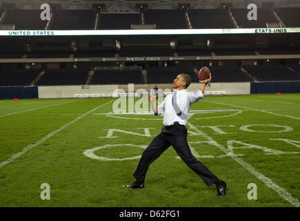 Il Presidente degli Stati Uniti Barack Obama lancia un calcio sul campo a Soldier Field a seguito della NATO la cena di lavoro a Chicago, Illinois, Domenica, 20 maggio 2012. Credito: Pete Souza - White House via CNP Foto Stock