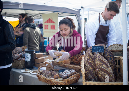 Foodies di tutto il gregge di città per il giorno di apertura al Smorgasburg a Williamsburg Foto Stock