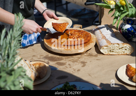 Foodies di tutto il gregge di città per il giorno di apertura al Smorgasburg a Williamsburg Foto Stock