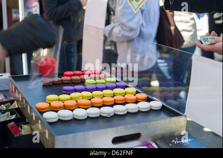 Foodies di tutto il gregge di città per il giorno di apertura al Smorgasburg a Williamsburg Foto Stock