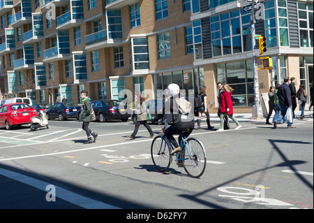 Attività di strada nella recentemente sviluppato il bordo occidentale del trendy hipster Williamsburg di Brooklyn a New York Foto Stock