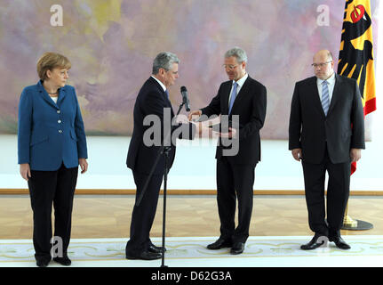 Il Presidente tedesco Joachim Gauck (2-L) presenta il certificato di scarico fuori-andando Ministro dell' ambiente Norbert Roettgen (2-R) accanto al nuovo ambiente tedesco il Ministro Peter Altmaier e il Cancelliere tedesco Angela Merkel a Bellevue Palace a Berlino (Germania), 22 maggio 2012. Norbert Roettgen aveva rassegnato le dimissioni come Ministro dell' ambiente tre giorni dopo egli maldestra uno stato in campagna elettorale. Foto Stock