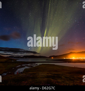 Aurora Boreale o luci del nord oltre Grundarfjordur, Snaefellsnes Peninsula, Islanda Foto Stock