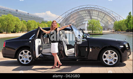 Hostesse Muriel sorge accanto a una Rolls Royce prima dell'Auto Mobil International (AMI) Fiera di Lipsia, in Germania, il 22 maggio 2012. La fiera sarà aperta dal 02 al 10 giugno 2012 la presentazione di più di 450 espositori provenienti da 23 paesi. Foto: HENDRIK SCHMIDT Foto Stock