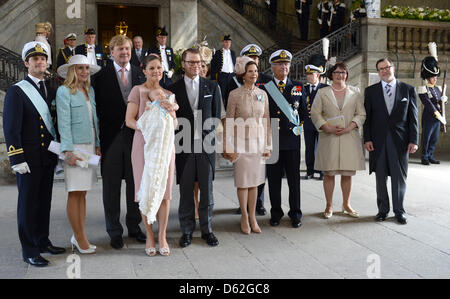 La Principessa Victoria di Svezia (4L) e Prince Daniel con la loro figlia Principessa Estelle e membri della famiglia e gotparents (L-R) principe svedese Carl Philip, Anna Westling Blom, olandese principe Willem-Alexander, Svedese Regina Silvia King Carl Gustaf, Ewa e Olle Westling dopo il Battesimo della Principessa svedese Estelle presso la cappella reale (Slottskyrkan) a Stoccolma, Foto Stock