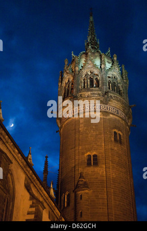 Al crepuscolo, la torre illuminata e la guglia della chiesa del castello, Wittenberg, Germania, un sito Patrimonio Mondiale dell'UNESCO. Foto Stock