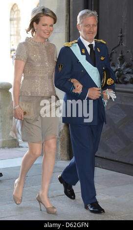 La principessa Mathilde e il Principe Filippo del Belgio arriva per il Battesimo della Principessa svedese Estelle presso la cappella reale (Slottskyrkan) a Stoccolma, Svezia, 22 maggio 2012. La figlia della principessa ereditaria Vittoria e il Principe Daniel di Svezia nacque il 23 febbraio 2012. Foto: Britta Pedersen dpa Foto Stock