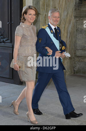 La principessa Mathilde e il Principe Filippo del Belgio lasciare dopo il Battesimo della Principessa svedese Estelle presso la cappella reale (Slottskyrkan) a Stoccolma, Svezia, 22 maggio 2012. La figlia della principessa ereditaria Vittoria e il Principe Daniel di Svezia nacque il 23 febbraio 2012. Foto: Britta Pedersen dpa Foto Stock