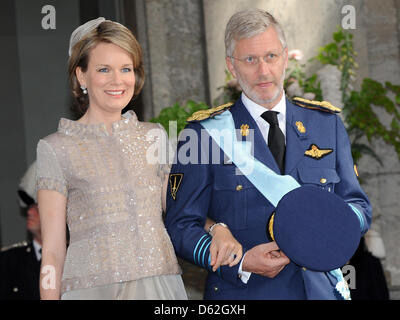 La principessa Mathilde e il Principe Filippo del Belgio lasciare dopo il Battesimo della Principessa svedese Estelle presso la cappella reale (Slottskyrkan) a Stoccolma, Svezia, 22 maggio 2012. La figlia della principessa ereditaria Vittoria e il Principe Daniel di Svezia nacque il 23 febbraio 2012. Foto: Britta Pedersen dpa +++(c) dpa - Bildfunk+++ Foto Stock