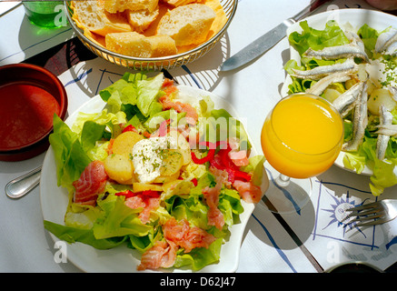 Salmone affumicato insalata con un bicchiere di succo di frutta appena spremuto a un caffè francese - una perfetta il pranzo. Foto Stock