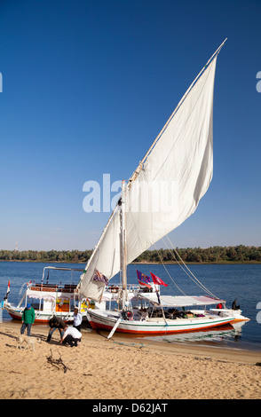 Tradizionali imbarcazioni a vela su felucca ormeggiato sulle rive del Nilo tra Assuan e Luxor in Egitto Foto Stock