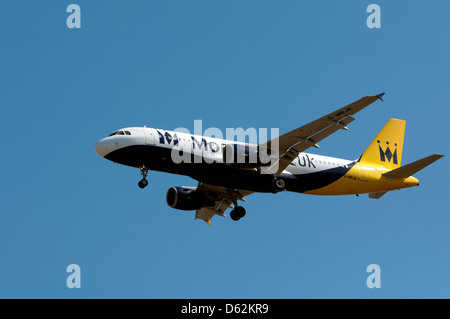 La Monarch Airbus A320 (G-MRJK) avvicinamento Birmingham Airport Foto Stock