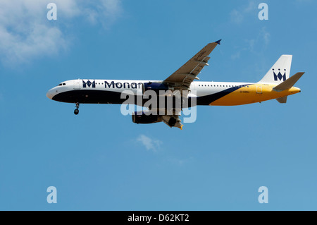 La Monarch Airbus A321 (G-OZBU) avvicinamento Birmingham Airport Foto Stock