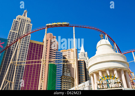 New York-New York Hotel con le montagne russe, la striscia di Las Vegas Boulevard South, Las Vegas, Nevada, STATI UNITI D'AMERICA Foto Stock