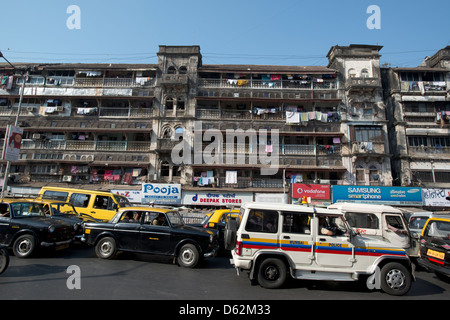 Il lavaggio si asciuga sui balconi di un condominio in Mumbai, Maharastra, India Foto Stock