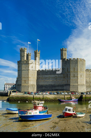 Torri e merli di Caernarfon Castle un monumento medievale nel Galles del Nord Regno Unito GB EU Europe Foto Stock