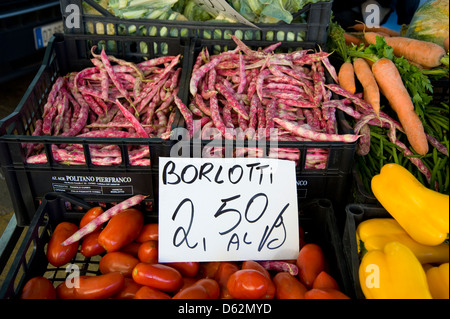 Colorata di verdure fresche in vendita nel mercato di Pienza, Val d'Orcia, Toscana, Italia Foto Stock