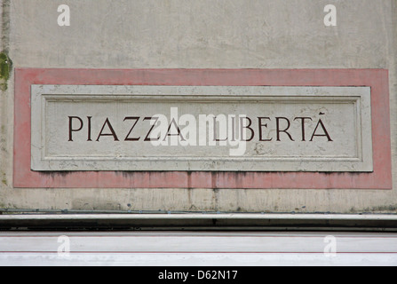 Scritto piazza della libertà di una piazza della città in ricordo della II Guerra Mondiale Foto Stock